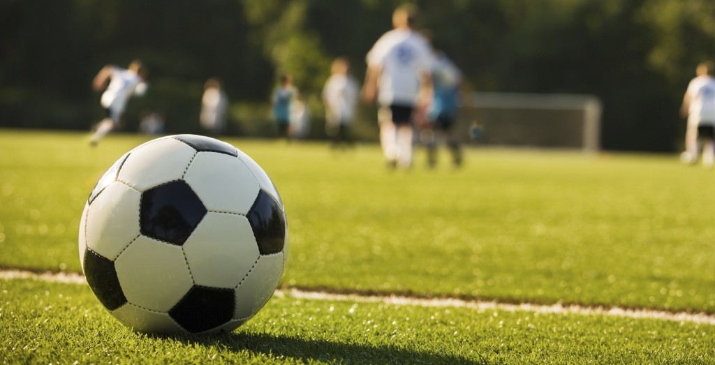 bildet viser en fotball i fokus
