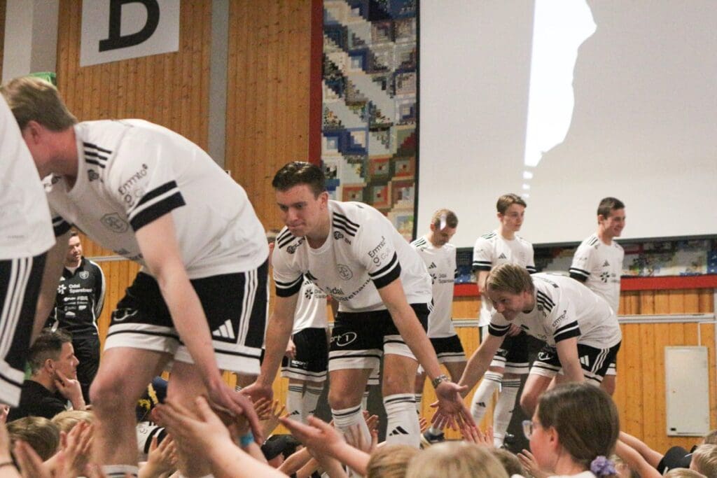 Bilde av spillere på scenen ifbm kickoff for Odal FK
