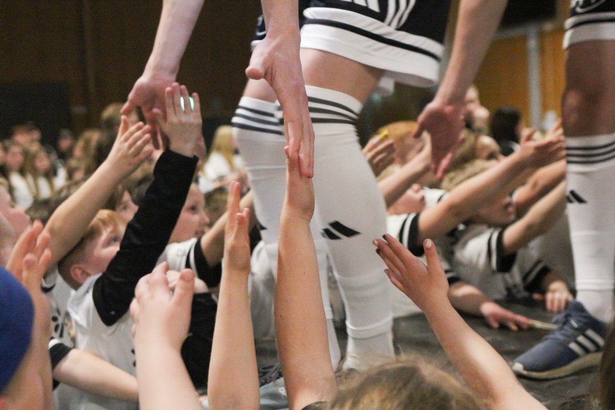 OFK-spiller gir high-five